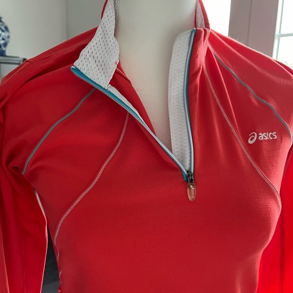 Woman’s ASICS long sleeve 1/4 zip pullover - Picture 6 of 8